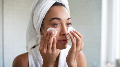 Comment se démaquiller les yeux sans perdre de temps ni de produit